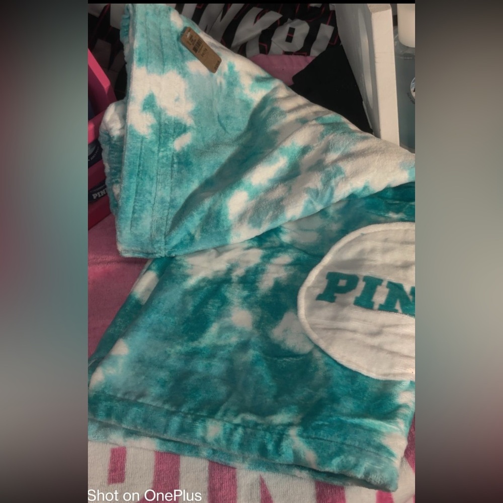Vs PINK New design Tie dye Spa towel love this towel it Velcro’s
